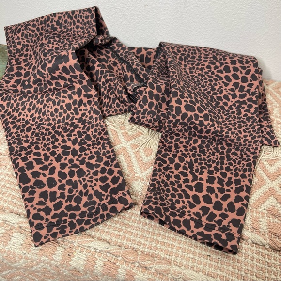 Beach Riot Sport Piper Leggings Size M Animal Print Hearts High Waisted - Picture 14 of 14